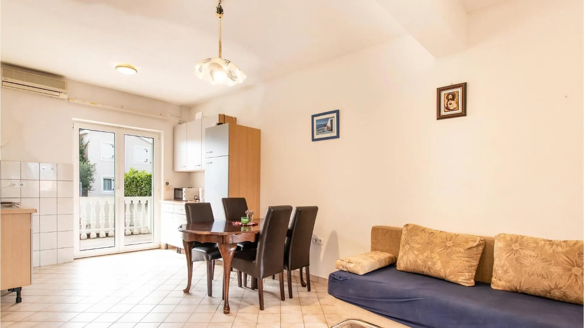Stunning Apartment In Nin With Kitchen