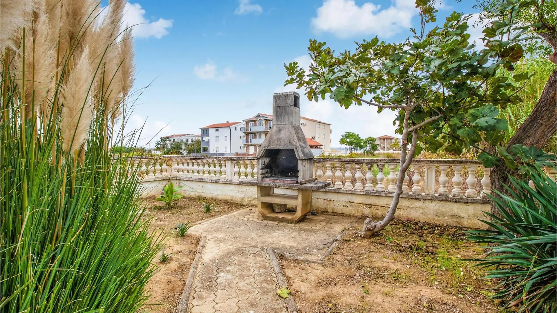 Stunning Apartment In Nin With Kitchen