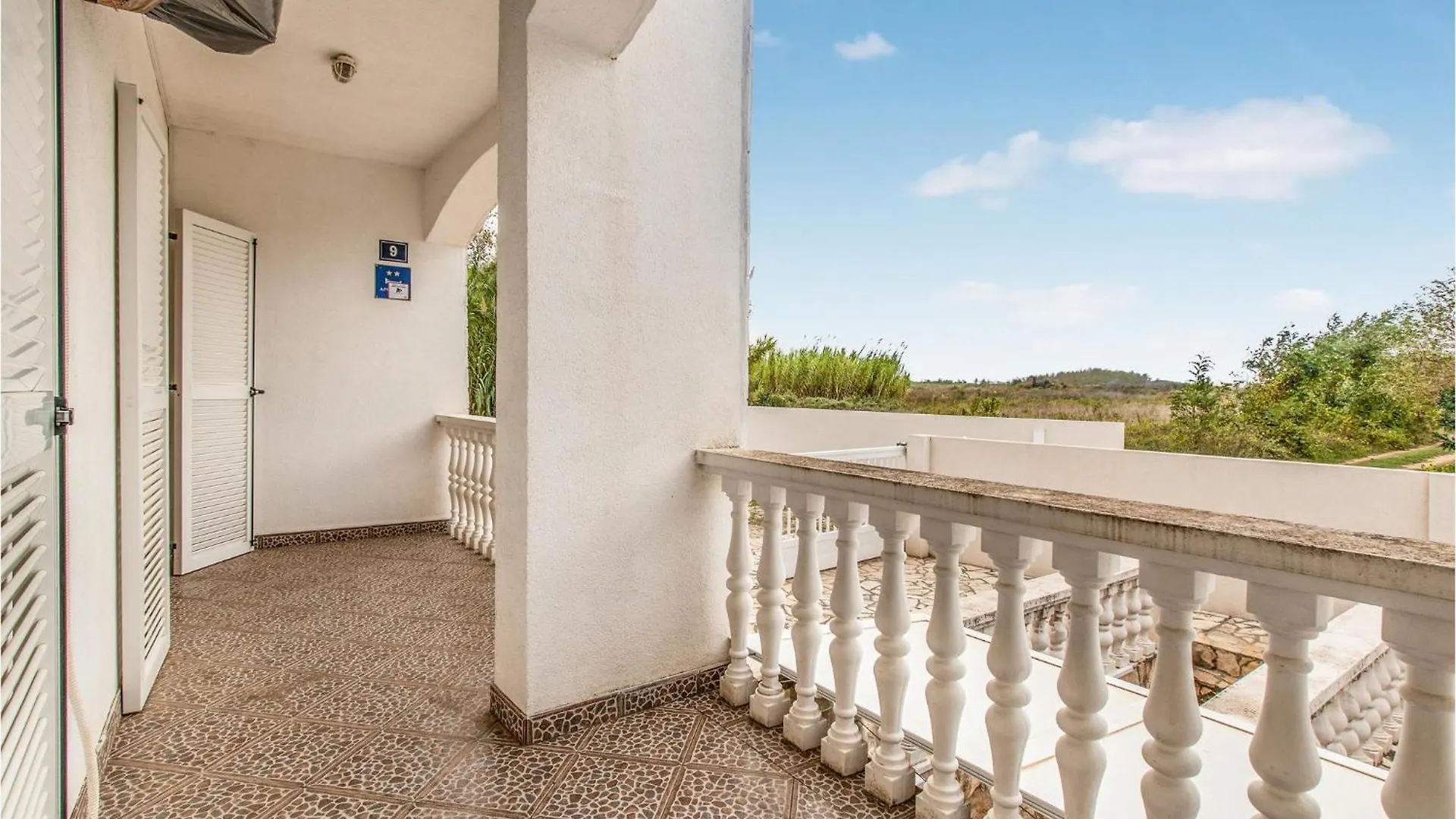 Stunning Apartment In Nin With Kitchen 0*,