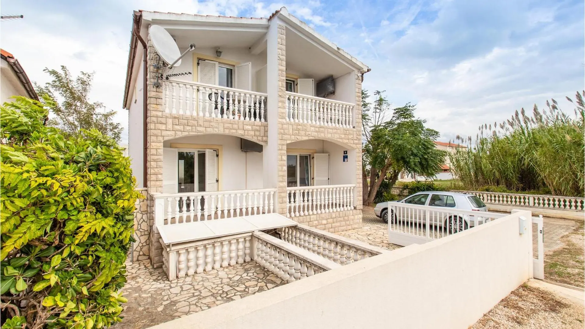 Stunning Apartment In Nin With Kitchen contacts